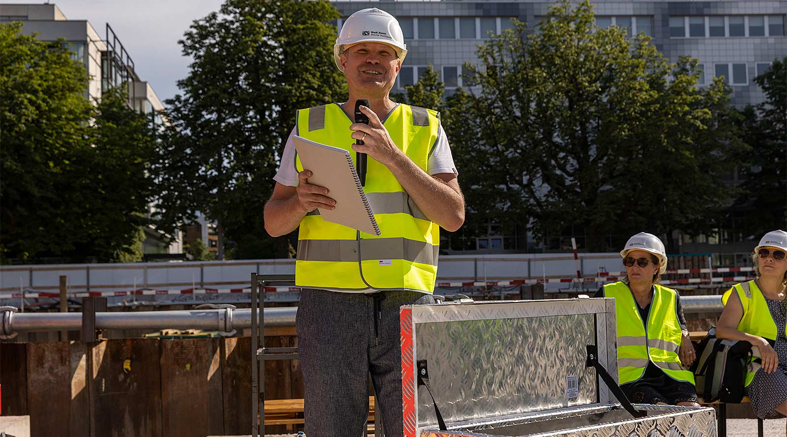 Die Vertragsdokumente für das vielfältige Bauprojekt werden in den Grundstein gelegt. Foto: Niklaus Spoerri.