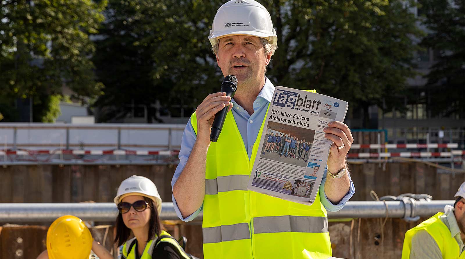 Caspar Hoesch, Bereichsleiter Bau & Entwicklung der SAW, legt während seiner Ansprache das Tagblatt vom Tag der Grundsteinlegung (15.6.2022) in die Grundsteinkapsel. Foto: Niklaus Spoerri