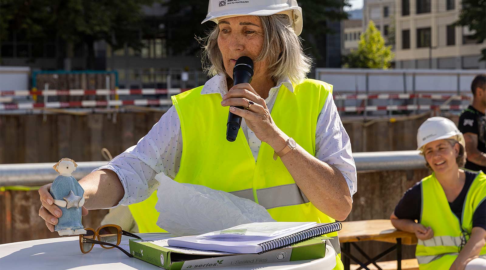 Sonja Anders, Direktorin der SFW, legt einen Schutzengel in den Grundstein. Foto: Niklaus Spoerri