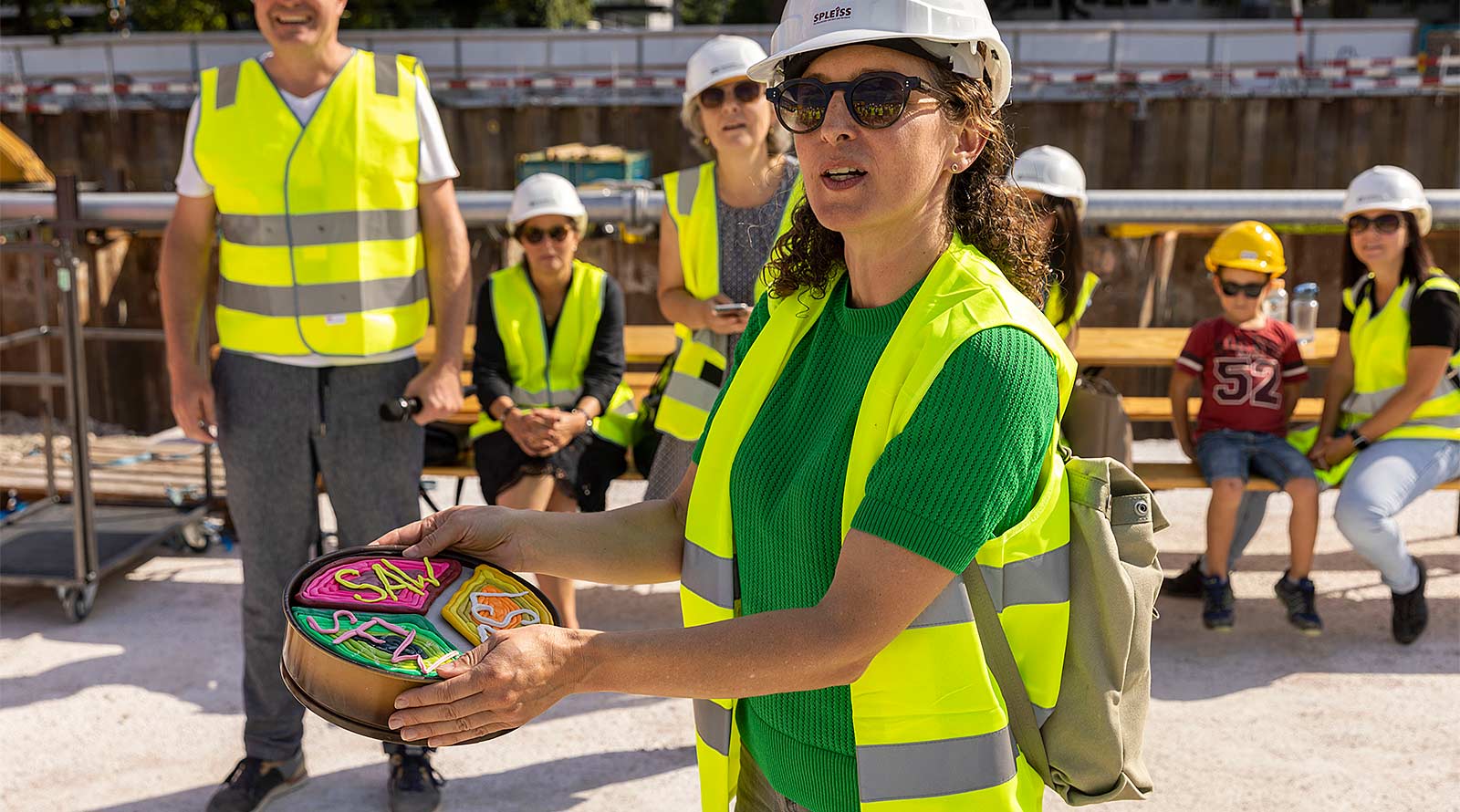 Yvonne Züger, Portfoliomanagerin bei LSZ, hat aus Modelliermasse einen Kuchen gebacken, der das ehemalige SBB-Areal symbolisiert, das nun gemeinsam von den drei Kooperationspartnerinnen bebaut wird. Er findet ebenfalls seinen Platz im Grundstein. Foto: Niklaus Spoerri