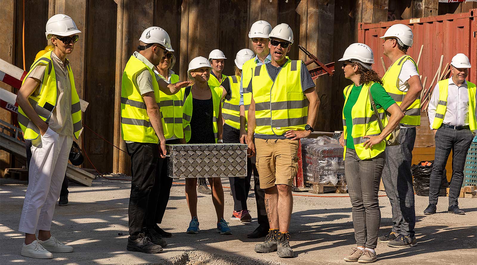 Die befüllte Grundsteinkapsel wird an den Ort ihrer Bestimmung gebracht. Foto: Niklaus Spoerri