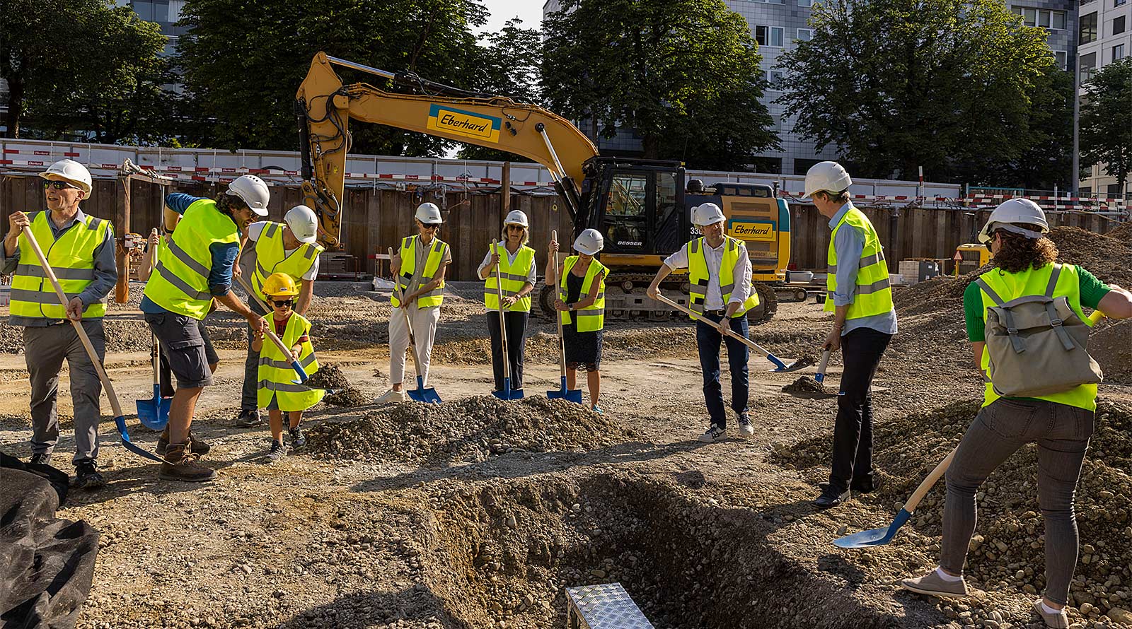 Die Grundsteinkapsel wird von den Beteiligten Planer- und Architektenteams und den Kooperationspartnerinnen mit Erde bedeckt. Foto: Niklaus Spoerri