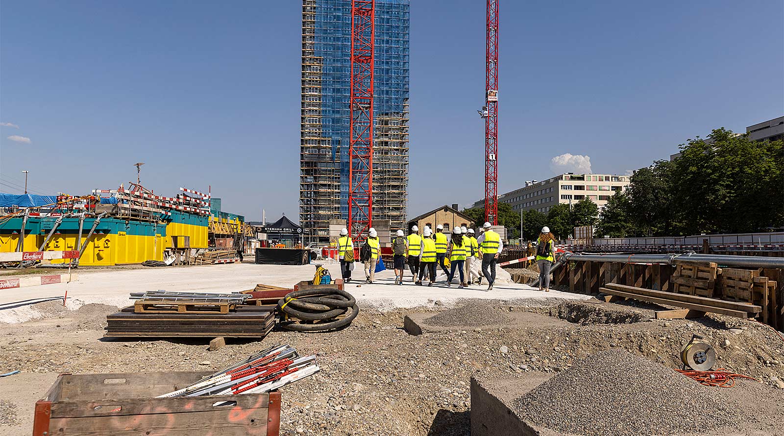 Nach getaner Arbeit lohnt sich ein Blick in die Umgebung: Das Hochhaus, in dem die Alterswohnungen der SAW ihren Platz finden werden, erhält Nachbarn, die ihm punkto Höhe in nichts nachstehen. Foto: Niklaus Spoerri