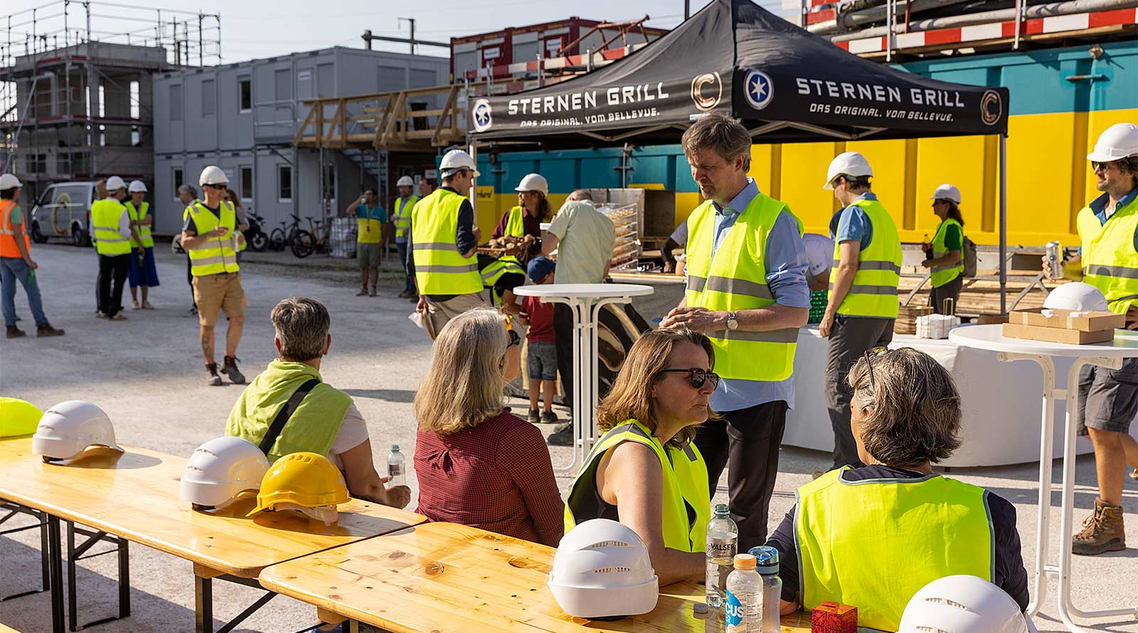 Zum Abschluss gibt es für alle Beteiligten einen kleinen Apero. Foto: Niklaus Spoerri