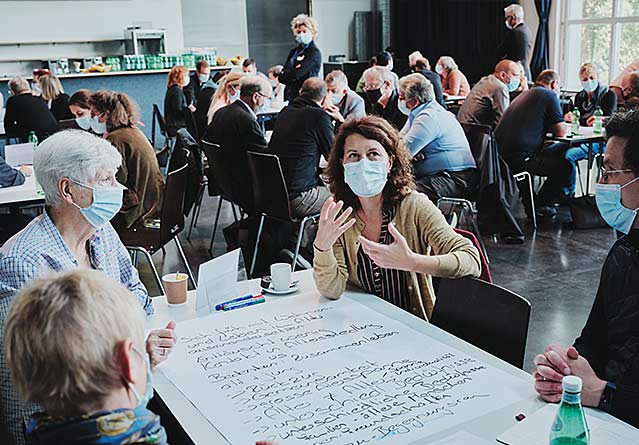 Eindrücke von den Dialogveranstaltungen «Felsenrain: neu - gewohnt», die mit der Methode «World-Café» gestaltet wurden.