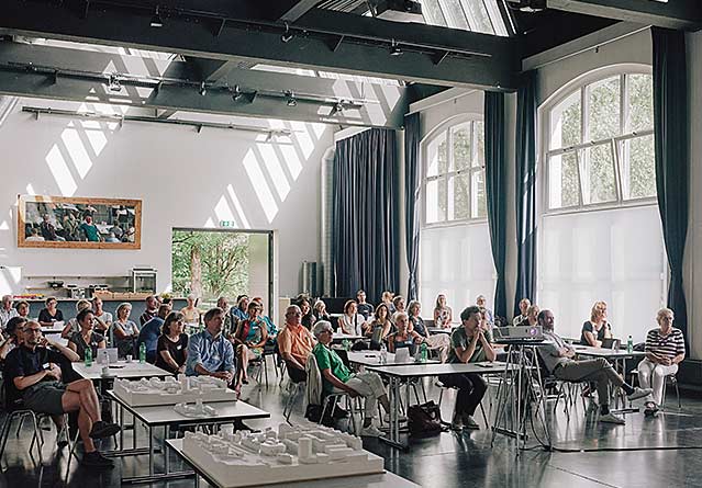 Eindrücke von den Dialogveranstaltungen «Felsenrain: neu - gewohnt», die mit der Methode «World-Café» gestaltet wurden.