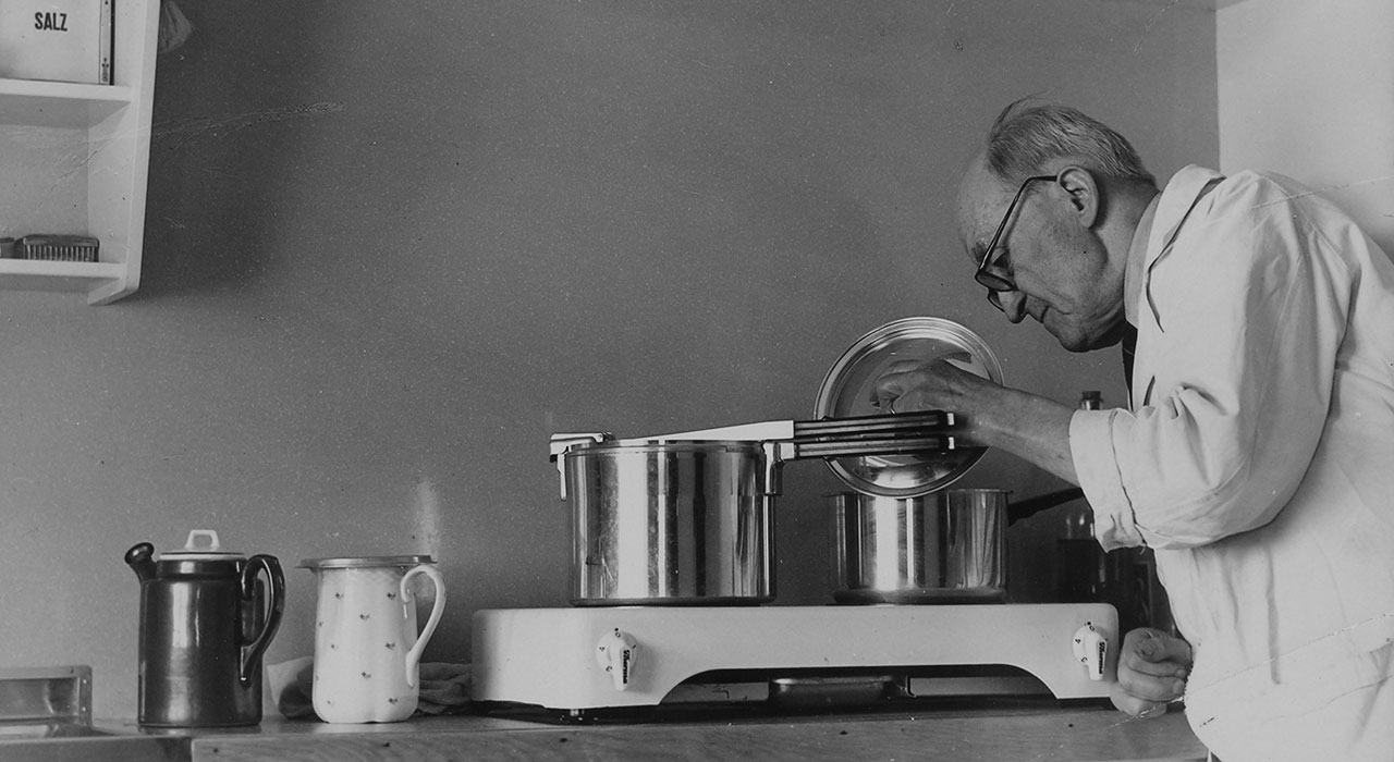 «Für alleinstehende ältere Männer wird die Kleinwohnung weniger in Frage kommen, weil sie in den häuslichen Arbeiten in der Regel keine Befriedigung finden», so ein Gemeinderatsmitglied in der Debatte zur Gründung der SAW. Dieser Mieter beweist das Gegenteil. Bild: SAW