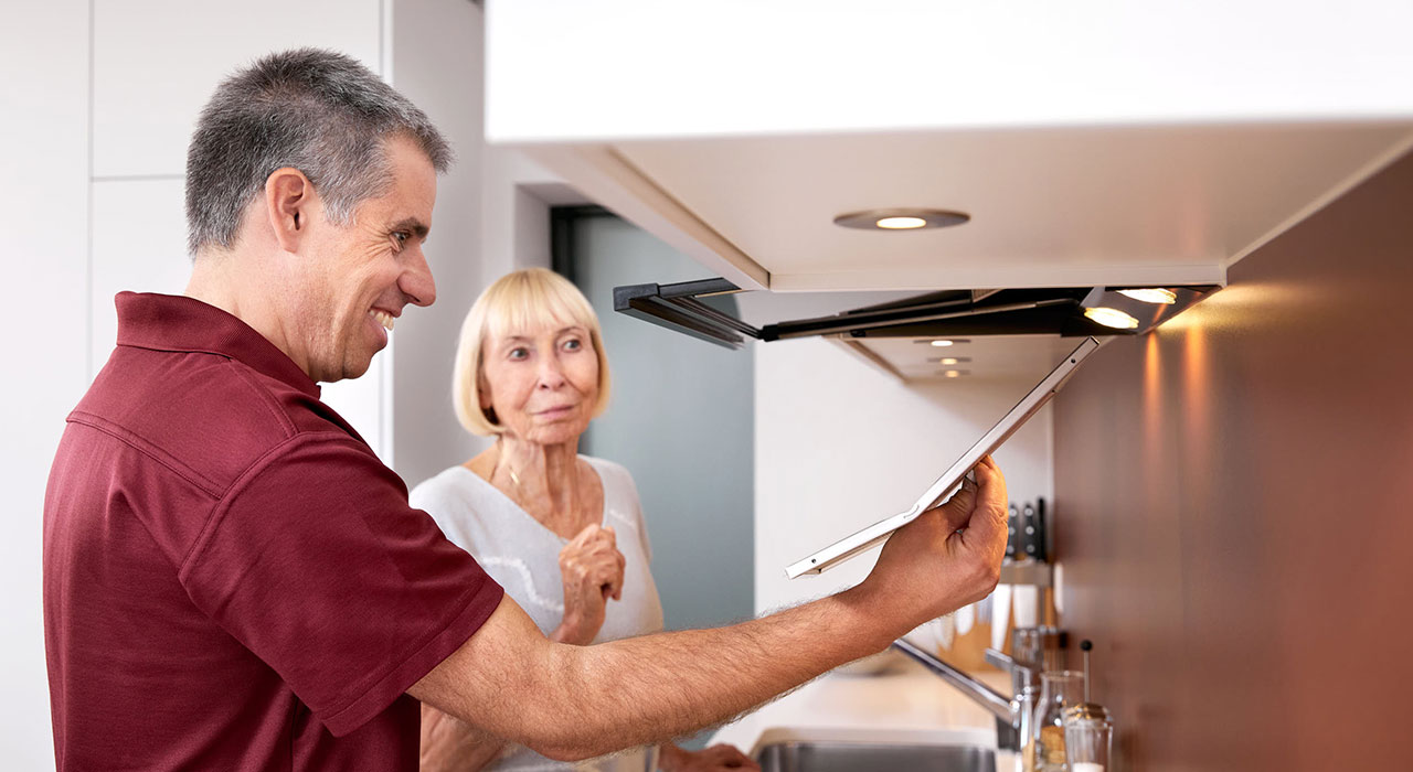 Die Unterstützung der Mietenden – etwa bei einfachen Montagearbeiten – ist aber nach wie vor wichtige Aufgabe der SAW-Hauswarte. Bild: sarakellerphotography 