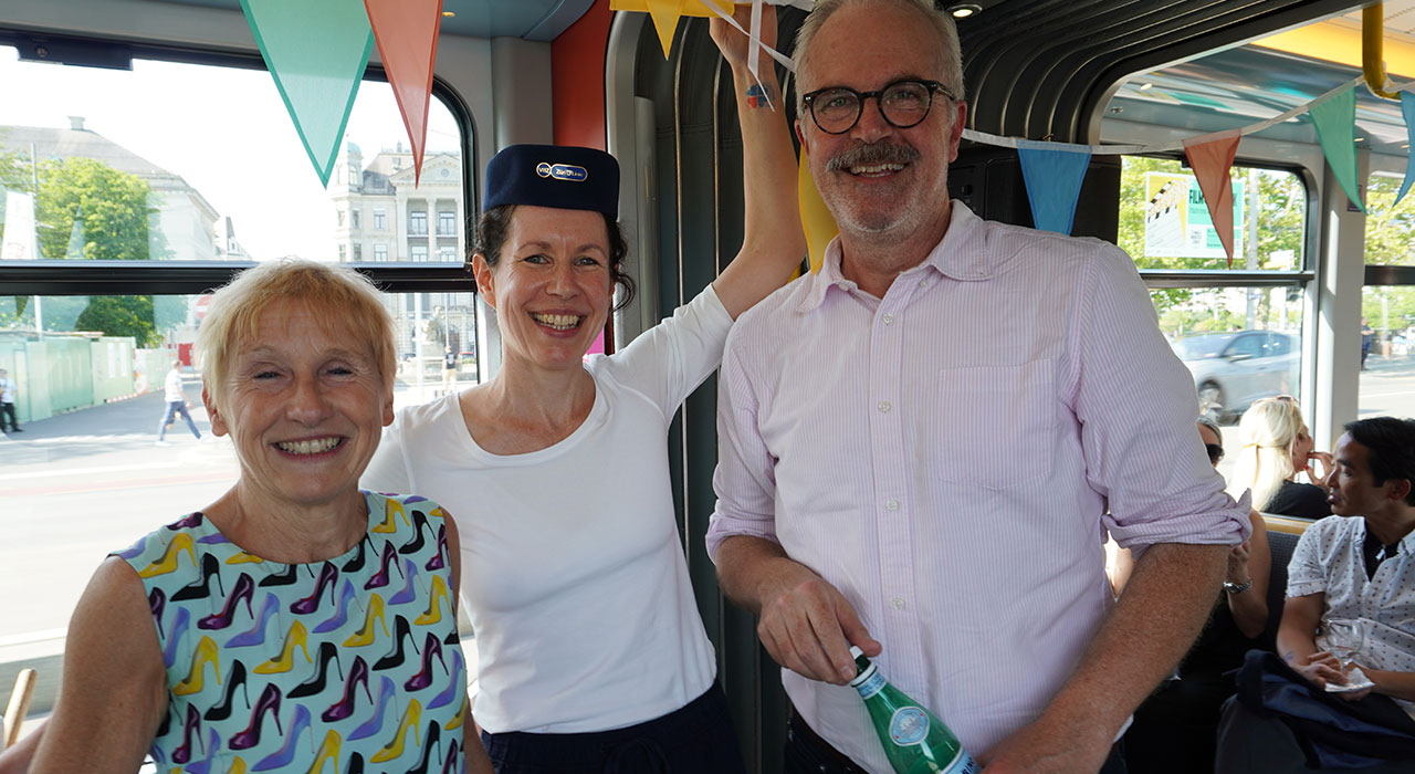 Andrea Martin-Fischer (Direktorin SAW) und Petra Baumberger (Leitung Kommunikation SAW) mit Stadtrat Andreas Hauri (Stiftungsratspräsident SAW) auf der Jubiläumstramfahrt (v.l.n.r.). Bild: SAW