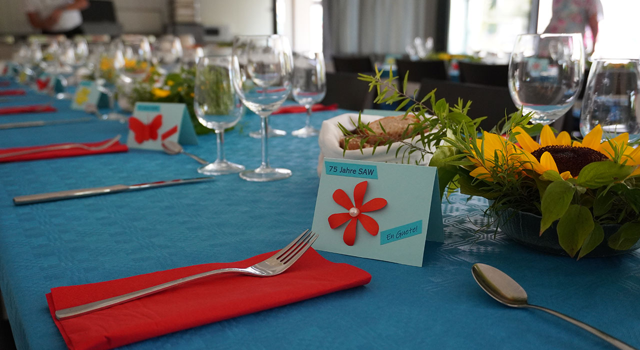 Die Tafel ist bereit für die Gäste am Wunschbox-Festessen in der SAW-Siedlung Frieden. Bild: SAW