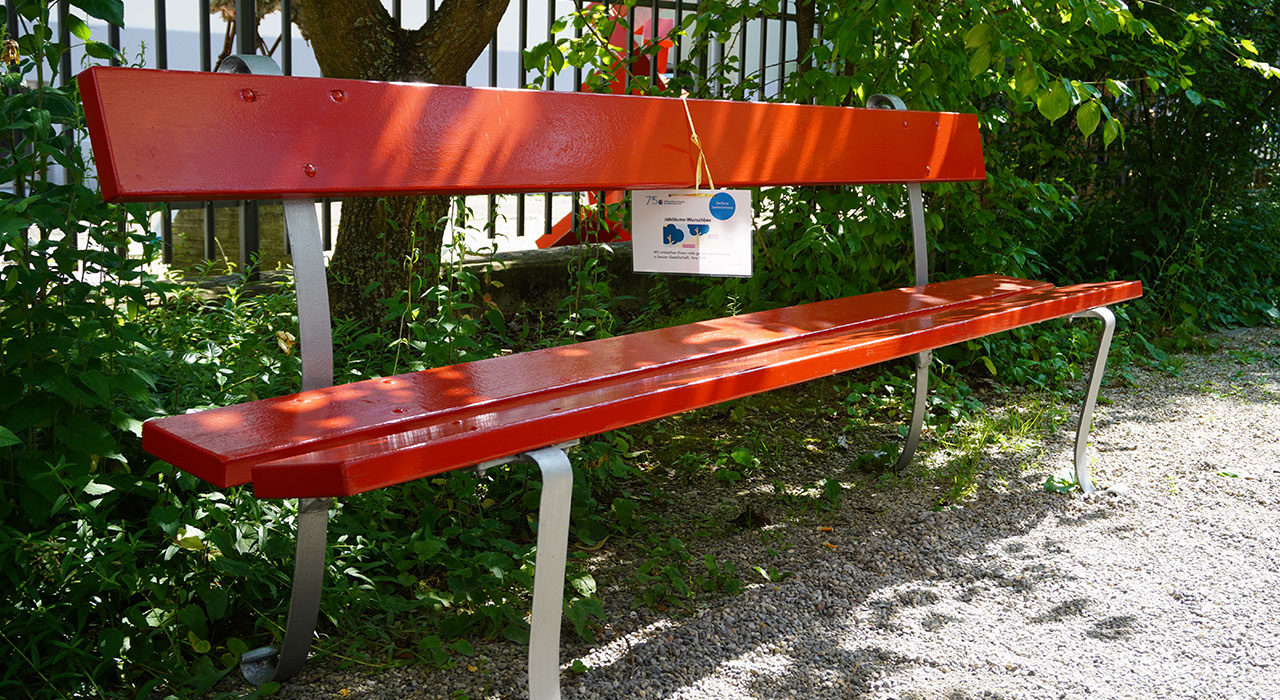 Die Mietenden der SAW-Siedlung Seefeld haben sich ein zusätzliches Bänkli gewünscht für ihren Garten. Bild: SAW