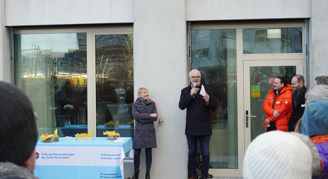 Stadtrat und SAW-Stiftungsratspräsident Andreas Hauri und SAW-Direktorin Andrea Martin-Fischer begrüssen die Gäste am Jubiläumsanlass für Partner*innen in der Siedlung Letzi. Bild: SAW