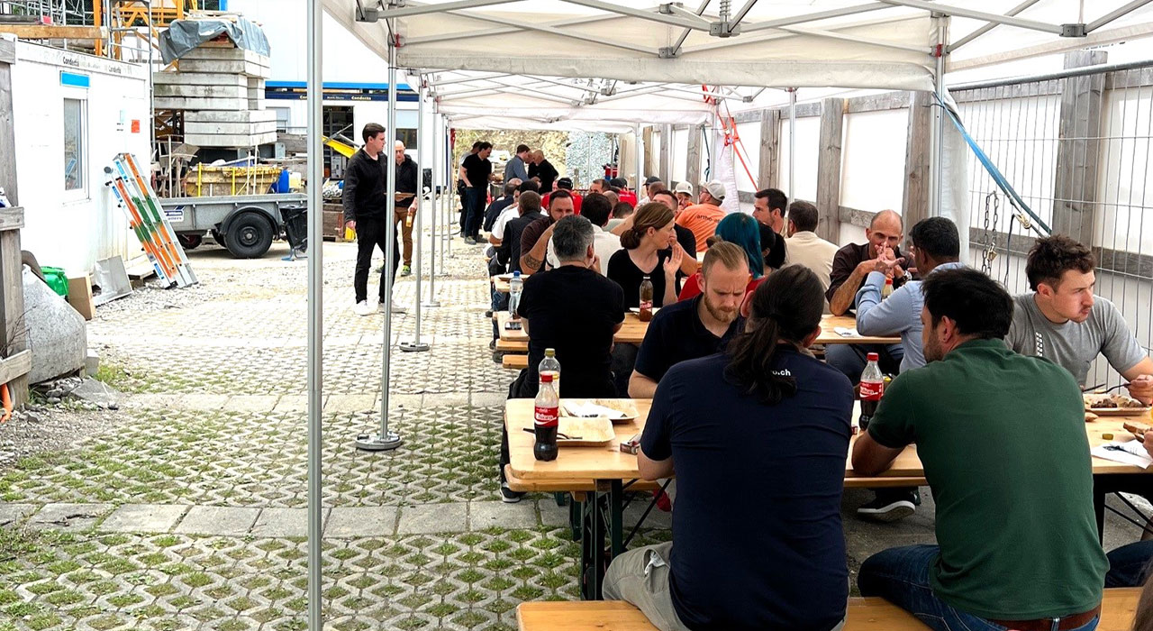 Zum Dank für die geleistete Arbeit lud die SAW die beteiligten die Handwerker*innen und Planenden zum gemeinsamen Aufrichtfest ein. Bild: SAW