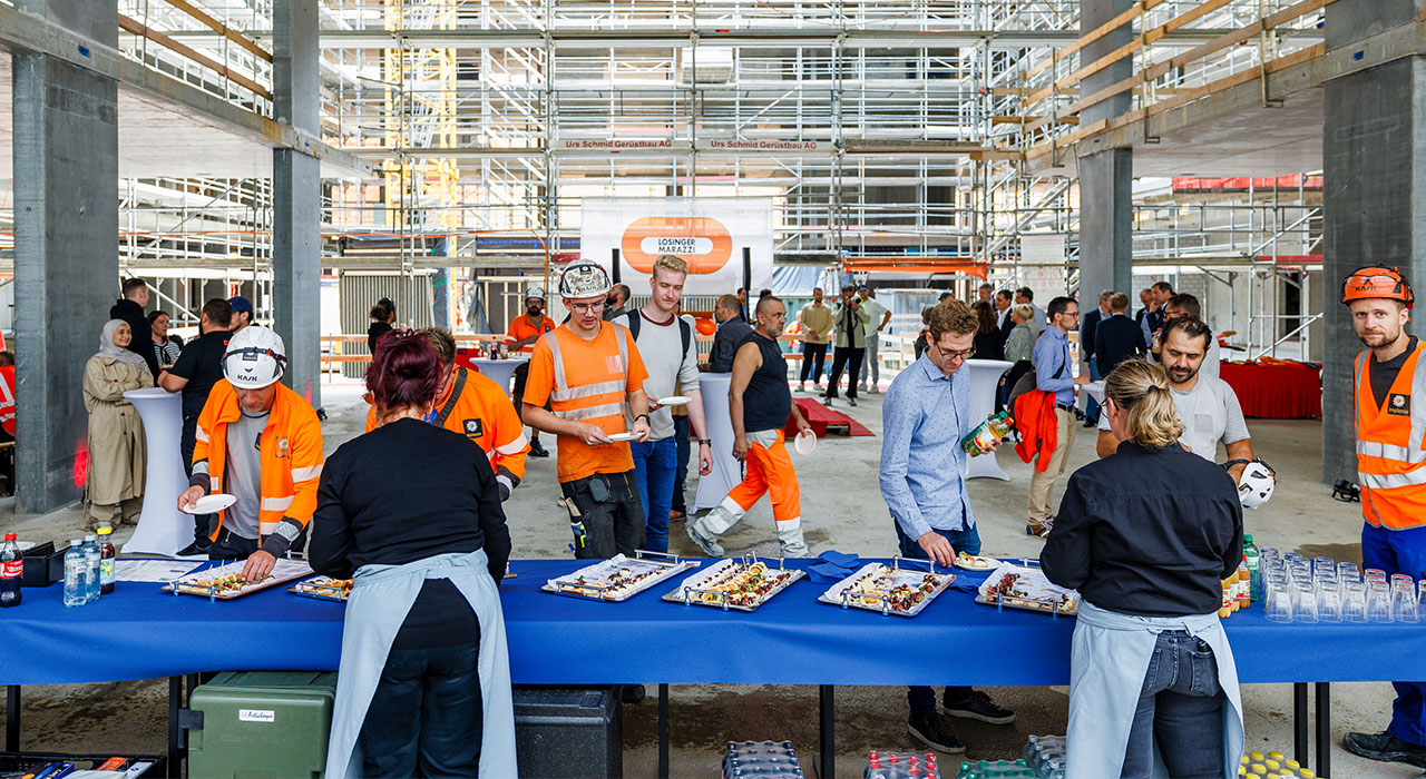 Die Gäste freuen sich über die stärkende Verpflegung. Bild: Losinger Marazzi