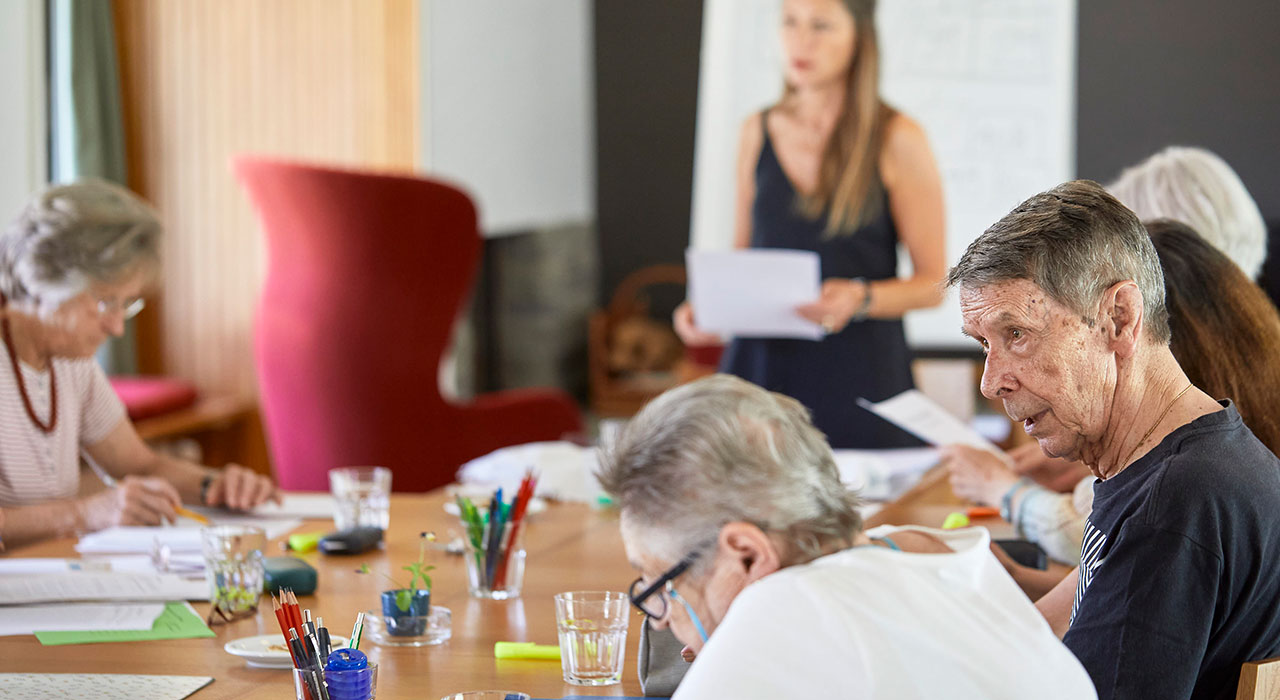 Beispielsweise das «agil&mobil»- Gedächtnis- und Bewegungstraining. Bilder: sarakellerphotography und Dominique Meienberg