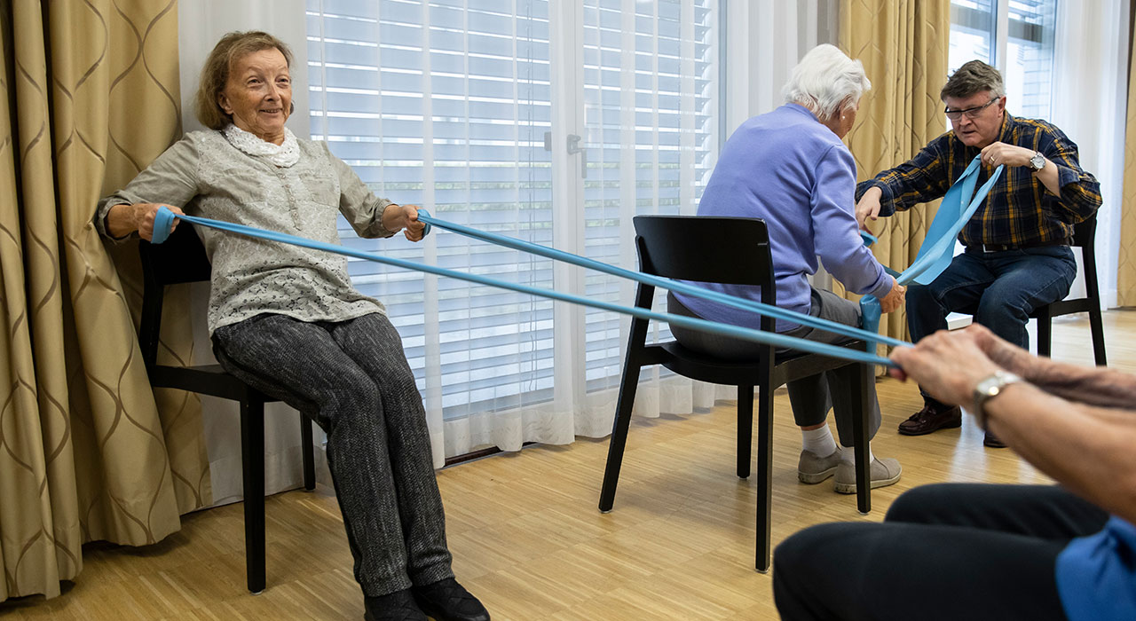 Beispielsweise das «agil&mobil»- Gedächtnis- und Bewegungstraining. Bilder: sarakellerphotography und Dominique Meienberg