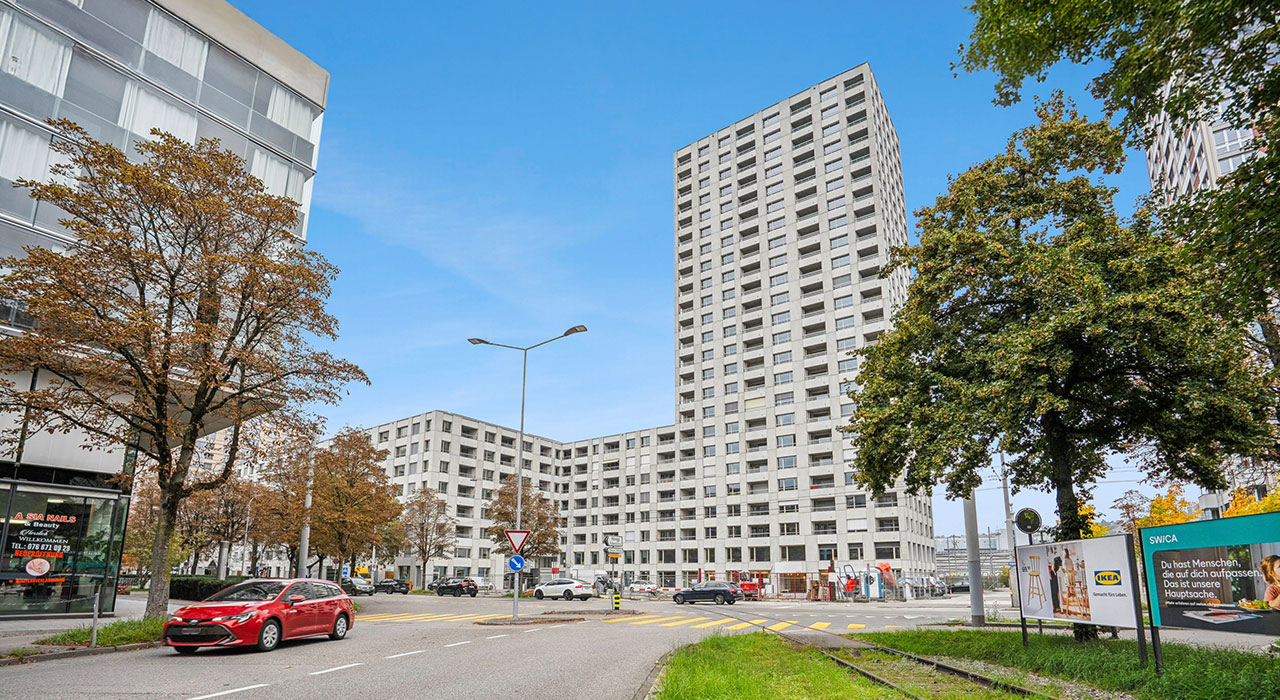 Zur neuen generationenübergreifenden Wohnbausiedlung Letzi gehört das SAW-Hochhaus rechts mit 131 Alterswohnungen. Bild: SAW 
