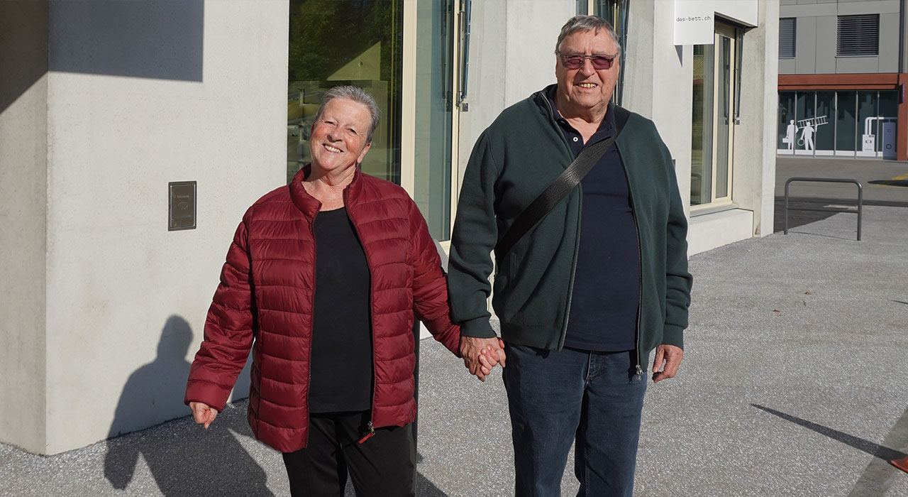 Im Oktober 2025 zogen die ersten Mietenden in das Hochhaus ein. Im Bild das Ehepaar Simeon. Bild: SAW