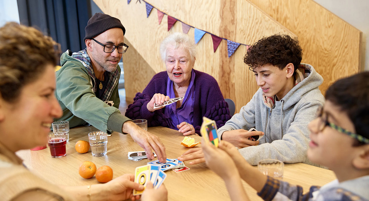 Schon kurz nach dem Einzug ging es im Gemeinschaftsraum «Hof» schon lebendig zu und her. Mitten im Geschehen: eine SAW-Mieterin. Bild: sarakellerphotography