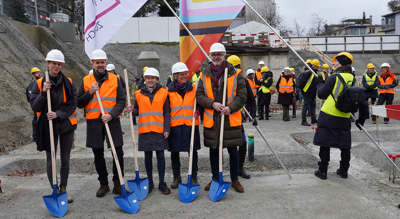 Auf dem Areal der SAW-Gründersiedlung Espenhof Nord legen Theres Hollenstein (Geschäftsleiterin Arbeitsgemeinschaft Bollhalder Walser + Theres Hollenstein), Andy Leemann (Direktor Gesundheitszentren für das Alter), Andrea-Martin Fischer (Direktorin SAW), Barbara Bosshard (Präsidentin queerAltern Zürich) und Andreas Hauri (Stadtrat und Stiftungsratspräsident SAW) (v. l. n. r.) im Januar 2026 den Grundstein für ein gemeinsames innovatives Wohnprojekt. Dieses schafft schweizweit erstmals Wohnraum für queere und nicht-queere Senior*innen. Bild: SAW