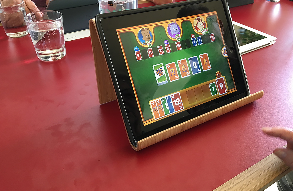 Spielerischer Umgang mit Computer und Tablet im «Game-Café»