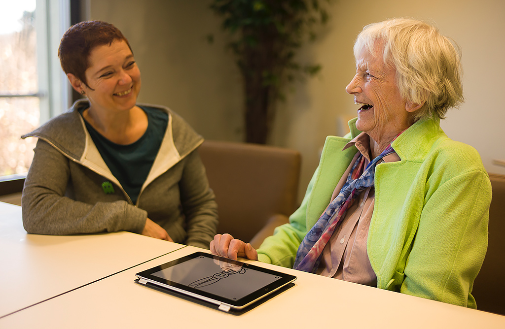 Die Kursteilnehmenden merken rasch, dass der Umgang mit Computer und Tablet gar nicht so schwierig ist.