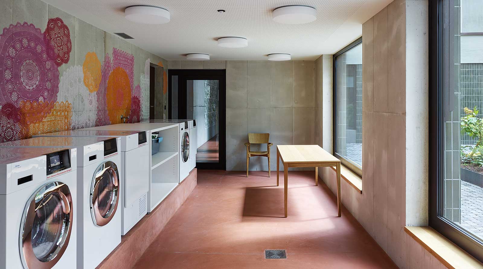 Die offene Waschküche in der Begegnungszone im Erdgeschoss lädt zu spontanen Gesprächen ein. Foto: Georg Aerni.