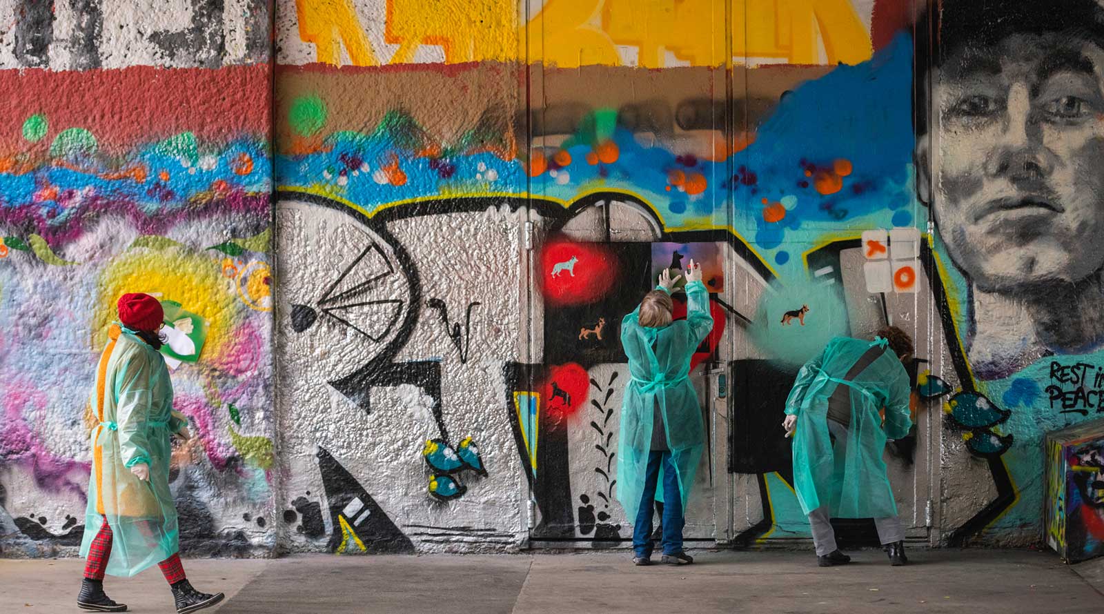 Die Teilnehmenden des Graffiti4All-Workshops liessen sich beim Lettenareal in die Technik des Sprayens einführen (Foto: Urs Jaudas).