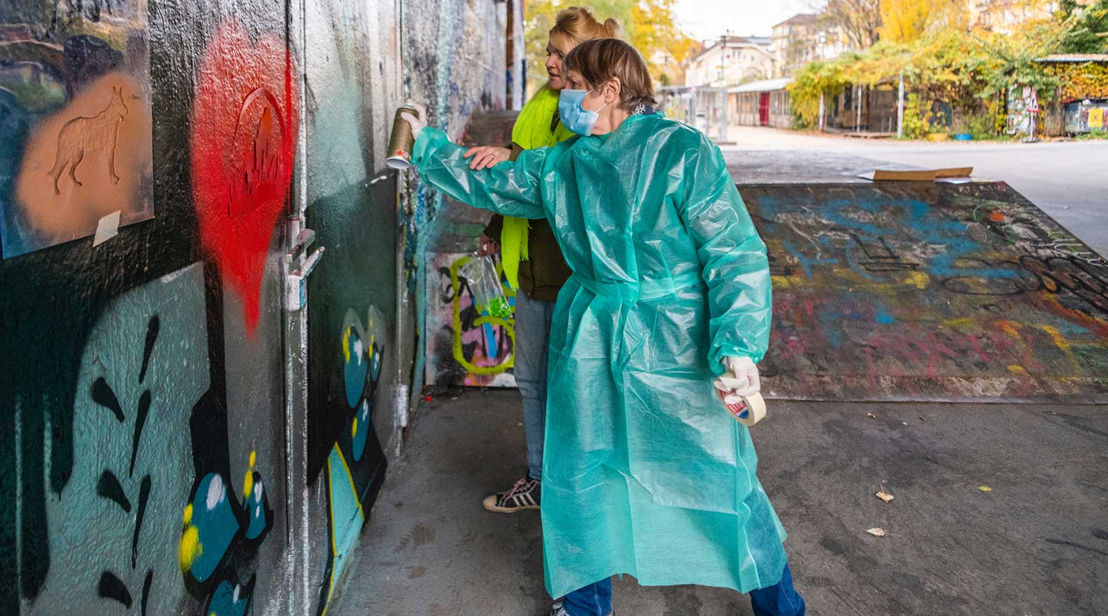 Die Teilnehmenden des Graffiti4All-Workshops liessen sich beim Lettenareal in die Technik des Sprayens einführen (Foto: Urs Jaudas).