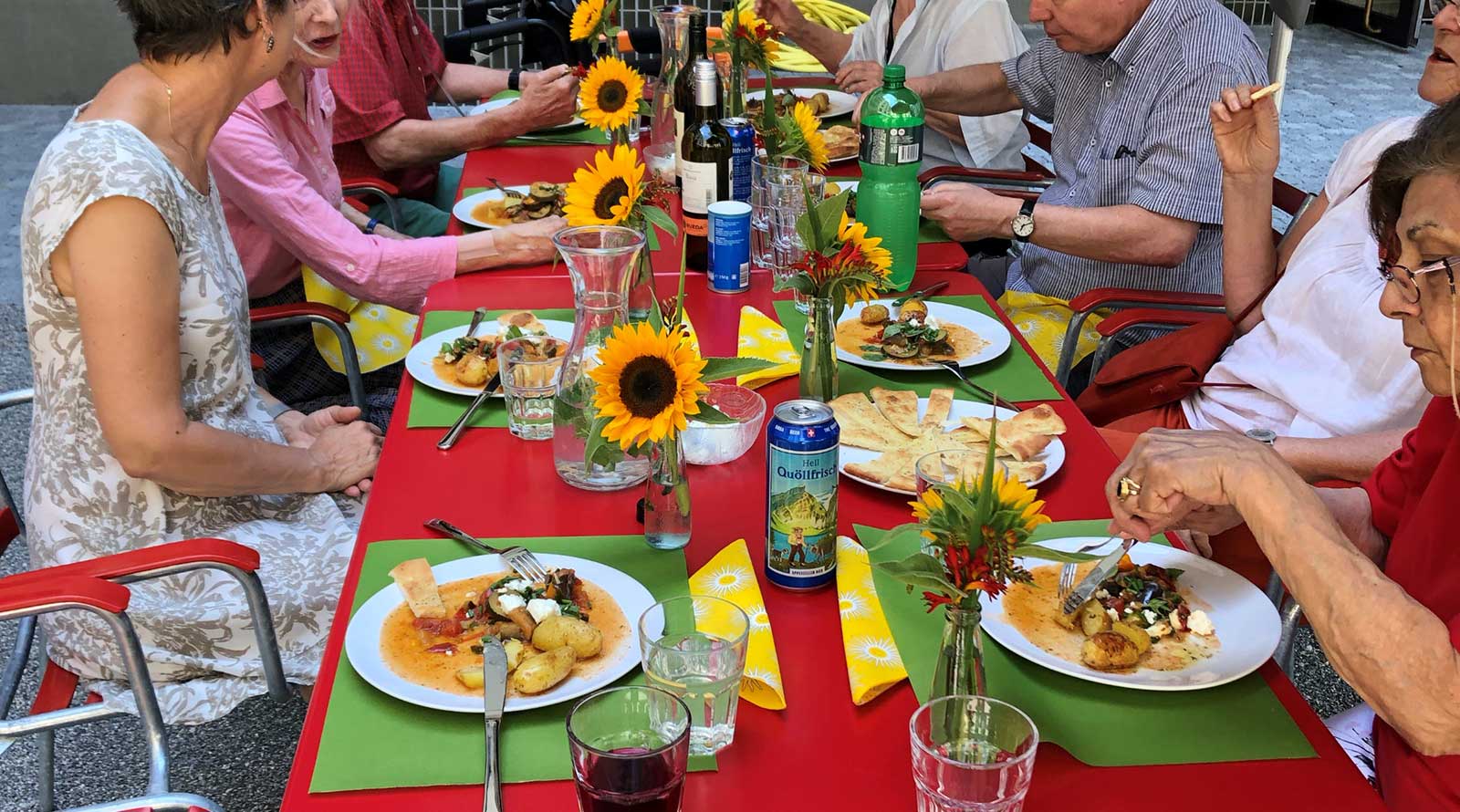 Gemeinsamer Mittagstisch an der Erikastrasse: Wenn das Wetter schön ist, wird das Essen in den Innenhof verlegt. Foto: Miriam Meier.