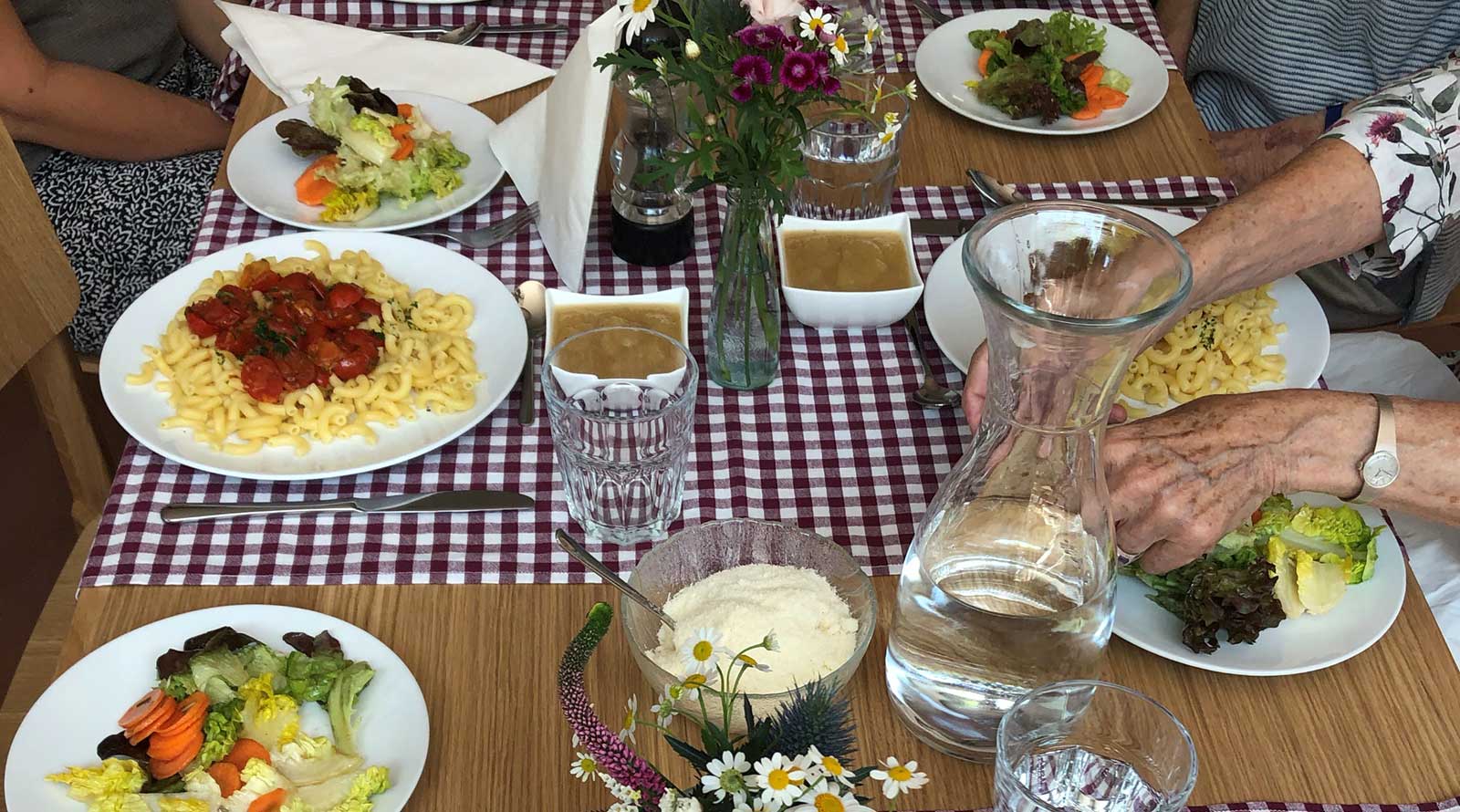 Ghackets mit Hörnli, Öpfelmues und Salat: Auch Schweizer Spezialitäten bereichern den Mittagstisch an der Erikastrasse. Foto: Miriam Meier.