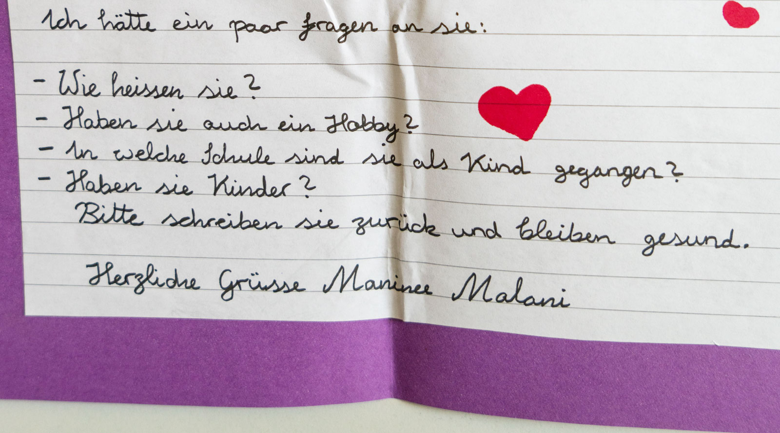 Schülerinnen und Schüler der 4. Klasse im Schulhaus Hutten schrieben den Mieterinnen und Mietern der Siedlung Schaffhauserplatz Briefe.