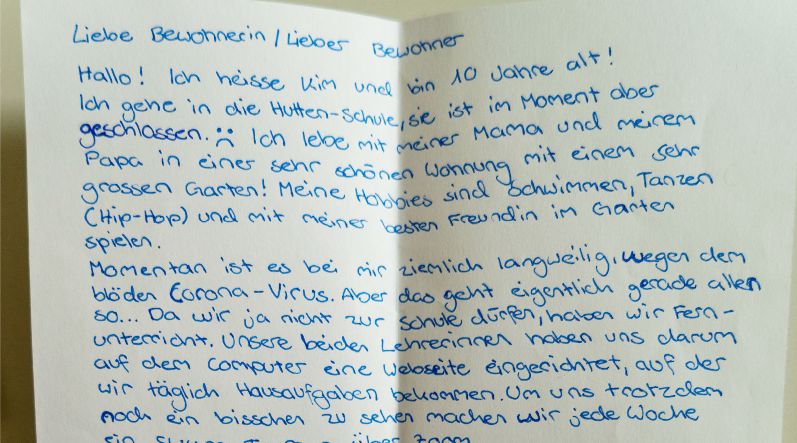 Schülerinnen und Schüler der 4. Klasse im Schulhaus Hutten schrieben den Mieterinnen und Mietern der Siedlung Schaffhauserplatz Briefe. Schülerinnen und Schüler der 4. Klasse im Schulhaus Hutten schrieben den Mieterinnen und Mietern der Siedlung Schaffhauserplatz Briefe.
