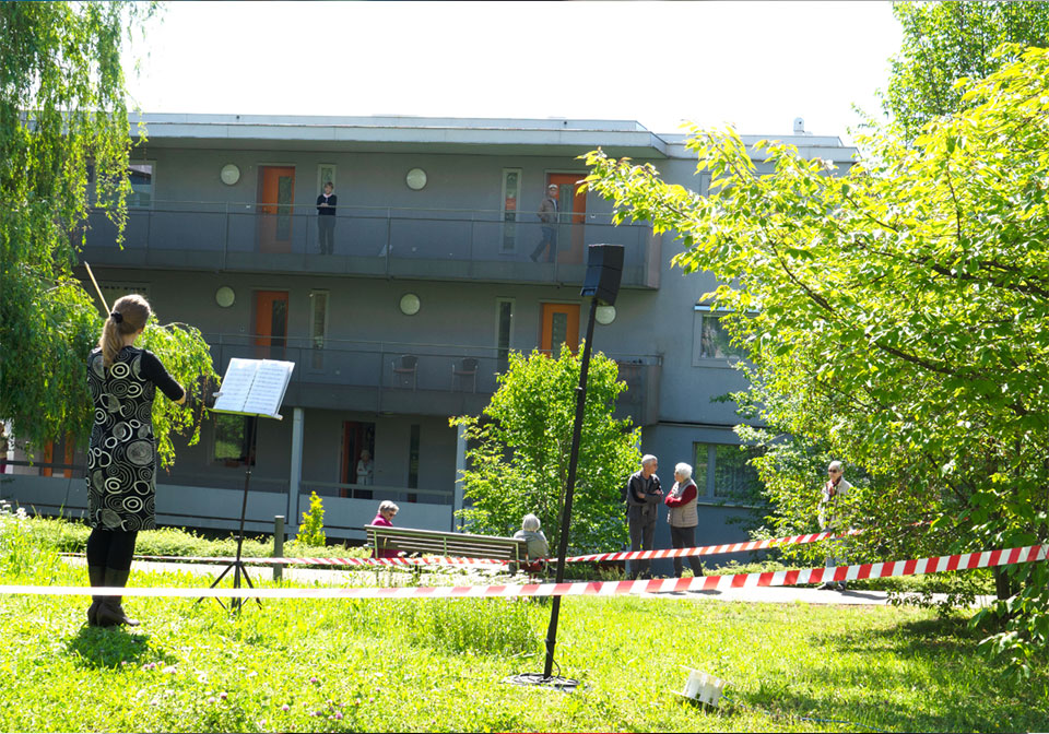 Eindrücke von den Garten- und Hofkonzerten mit Debora Vonwiller und dem Bernhard Betschart Trio. Eindrücke von den Garten- und Hofkonzerten mit Debora Vonwiller und dem Bernhard Betschart Trio.