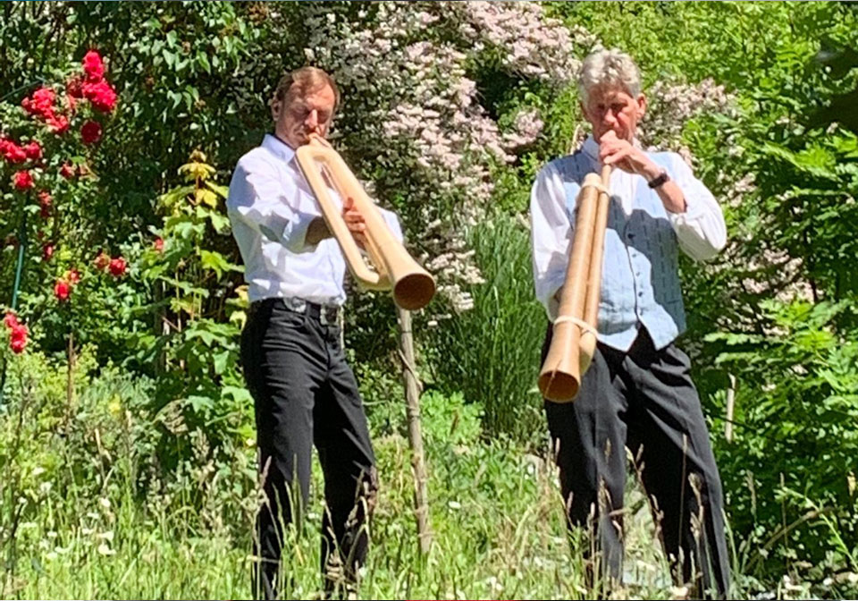 Eindrücke von den Garten- und Hofkonzerten mit Debora Vonwiller und dem Bernhard Betschart Trio. Eindrücke von den Garten- und Hofkonzerten mit Debora Vonwiller und dem Bernhard Betschart Trio.