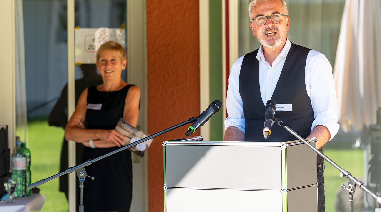 Stadtrat Andreas Hauri, Stiftungsratspräsident der SAW, während seiner Rede zur Eröffnung der Siedlung Espenhof Süd (im Hintergrund: SAW-Direktorin Andrea Martin-Fischer).
