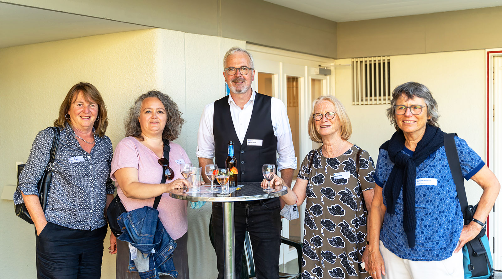 Silvia Rigoni (Zürich im Alter), Liv Mahrer (Vizepräsidentin des SAW-Stiftungsrats), Stadtrat Andreas Hauri (Stiftungsratspräsident), Eva Sanders (Stiftungsrätin), Barbara Bosshard (Präsidentin queerAltern).