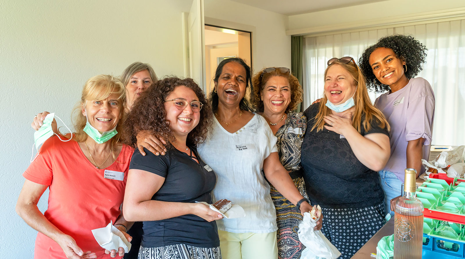 Das Spitex-Team servierte während der Eröffnungsfeier Sandwiches und Getränke. Von links nach rechts: Karin Nüesch, Corinna Schuppisser, Elena Zullo, Philomena Panakkaparambil, Lamia Elalfy, Antonija Hübscher, Yordanos Msgane.