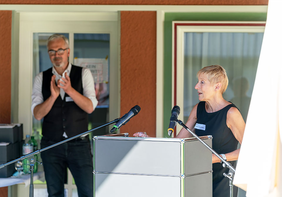 Die Eröffnungsrede der Direktorin Andrea Martin-Fischer am 2. Juli 2021 in der Siedlung Espenhof Süd. Im Hintergrund: Stadtrat Andreas Hauri, Stiftungsratspräsident der SAW. (Foto: Tom Kawara)