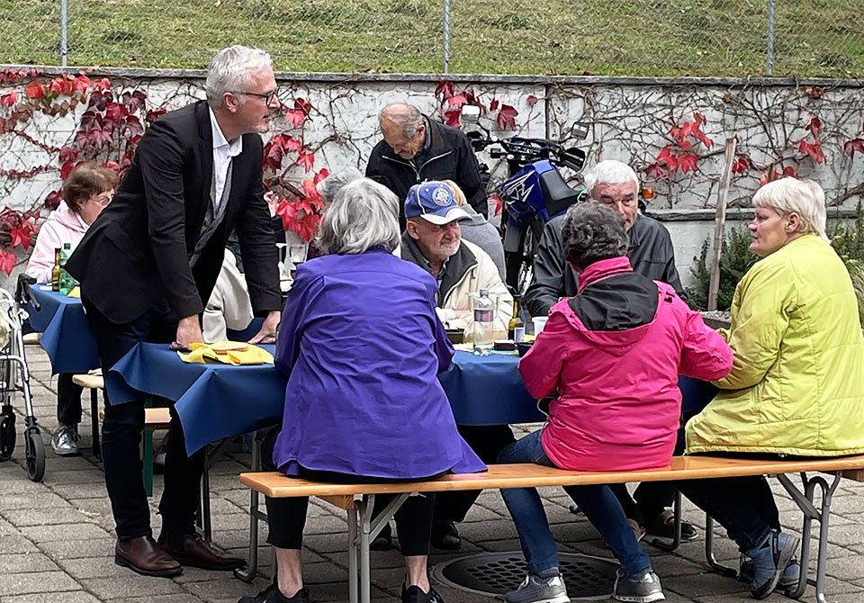 Das Virus machte erfinderisch und gemeinsame Aktivitäten möglich: Siedlungsanlässe und gemeinsame Essen im Freien, Garten- und Balkon-Konzerte.