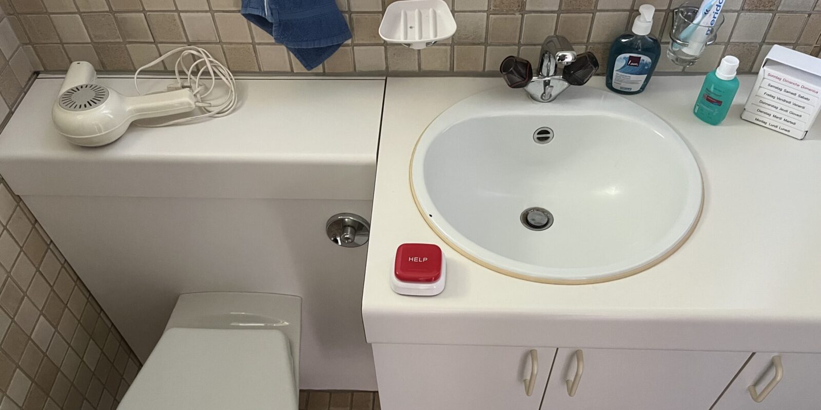 Auch im Badezimmer kann ein Notfallknopf Sicherheit schaffen.