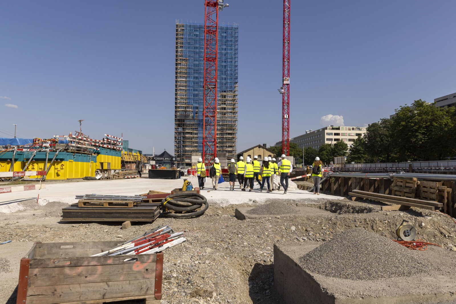 Nach getaner Arbeit lohnt sich ein Blick in die Umgebung: Das Hochhaus, in dem die Alterswohnungen der SAW ihren Platz finden werden, erhält Nachbarn, die ihm punkto Höhe in nichts nachstehen (Foto: Niklaus Spoerri).