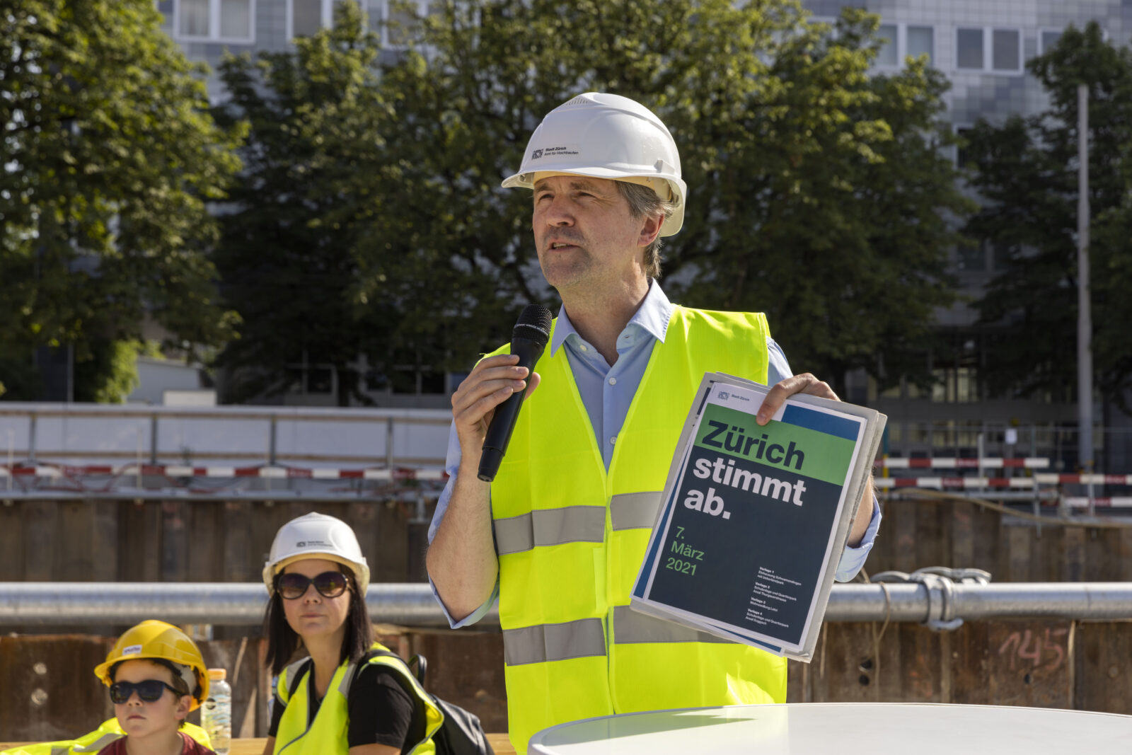 Dazu kommen die Abstimmungsunterlagen vom 7. März 2021. Die Stadtzürcher Bevölkerung hat die Vorlage mit deutlichem Mehr angenommen. Foto: Niklaus Spoerri.