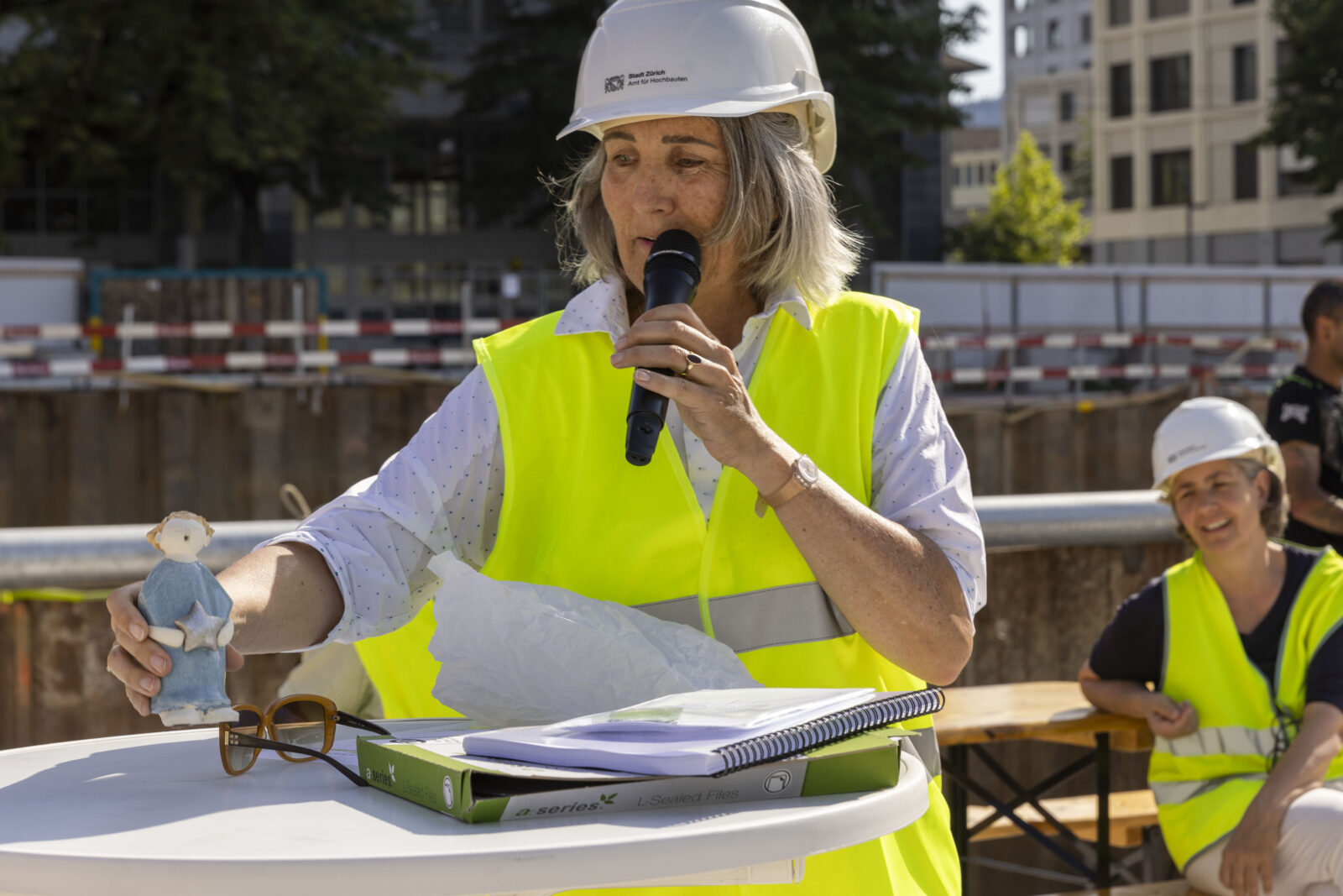 Sonja Anders, Direktorin der SFW, legt einen Schutzengel in den Grundstein (Foto: Niklaus Spoerri).