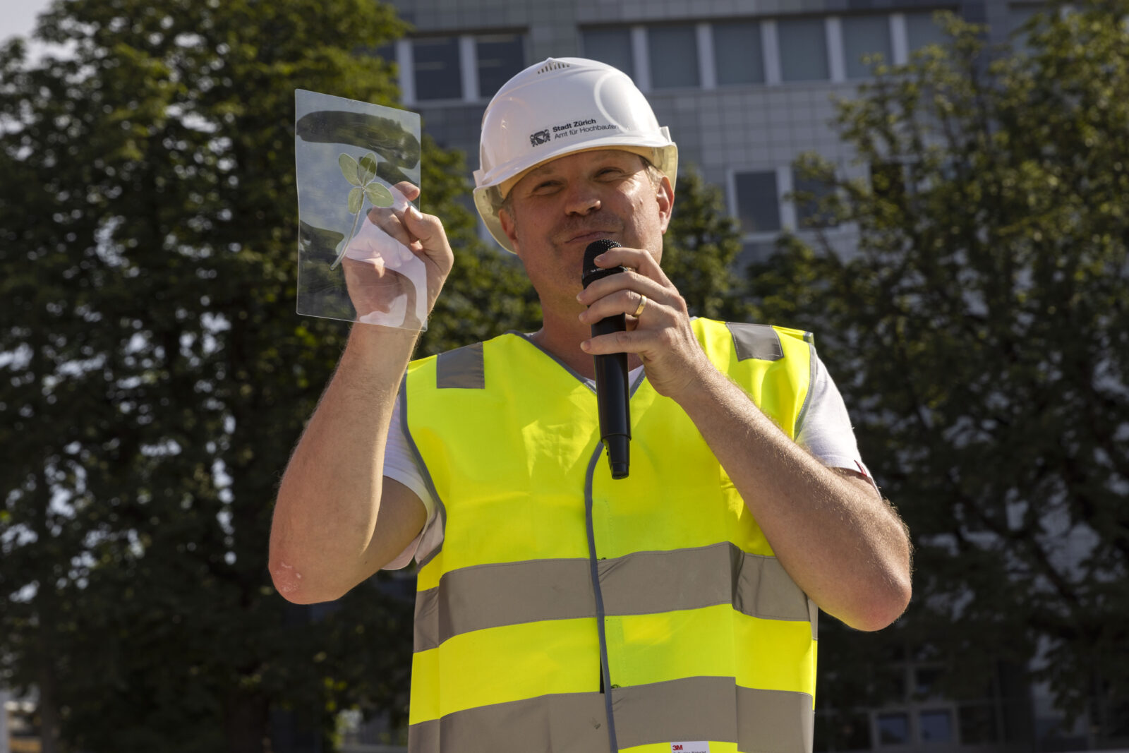 Glück auf den Weg: Projektleiter Thomas Kranert vom AHB legte ein vierblättriges Kleeblatt in die Kapsel. Foto: Niklaus Spoerri.