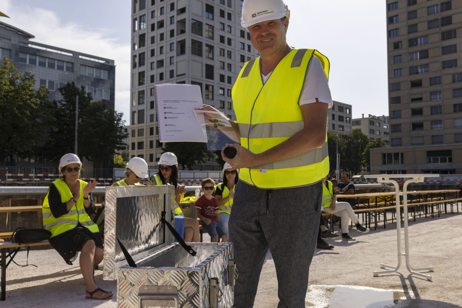 Die Vertragsdokumente für das vielfältige Bauprojekt werden ebenfalls in den Grundstein gelegt. Foto: Niklaus Spoerri.