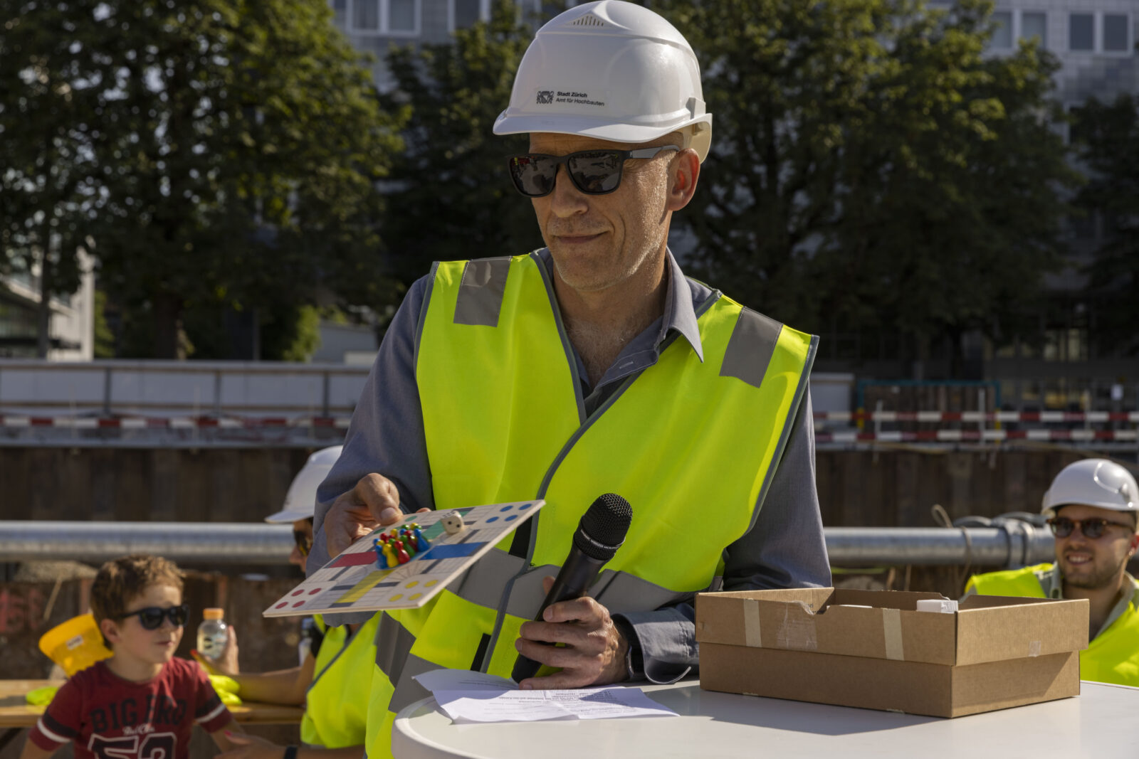 Daniel Gut, Inhaber Gut&Schoep-Architekten, gibt dem Grundstein ein Eile-mit-Weile-Spiel, um an die Geduld und Flexibilität der beteiligten Baupartner*innen zu erinnern. Foto Niklaus Spoerri.