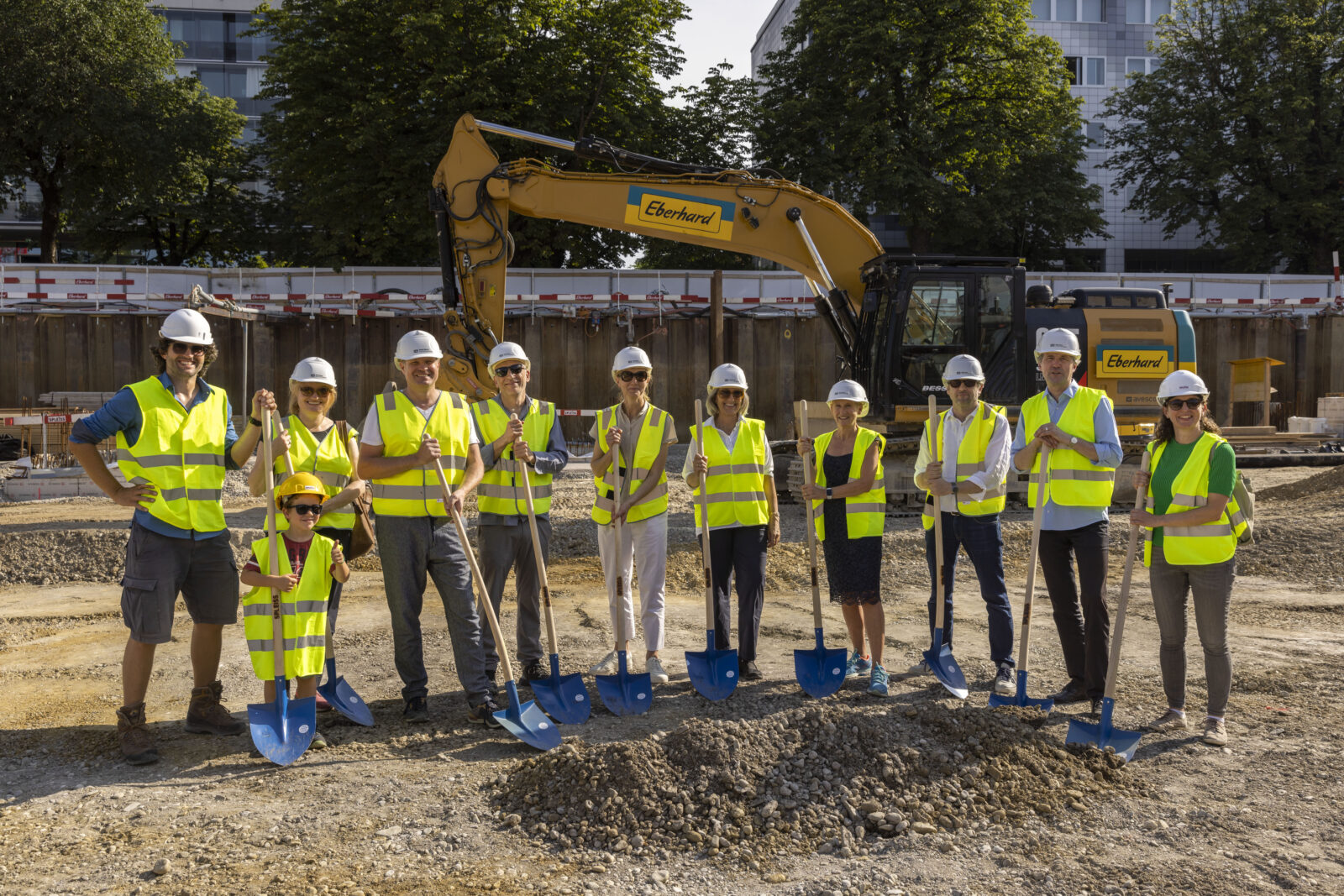 Grundsteinlegung Wohnsiedlung Letzi am 15. Juni 2022. Mit Philipp Bollier (Projektleiter Gut&Schoep Architekten), Ilka Tegeler (Projektleiterin SAW), Thomas Kranert (Projektleiter AHB), Daniel Gut (Inhaber Gut&Schoep Architekten), Astrid Heymann (Direktorin LSZ), Sonja Anders (Direktorin SFW), Andrea Martin-Fischer (Direktorin SAW), Caspar Hoesch (Bereichsleiter Bau&Entwicklung SAW), Yvonne Züger (Portfoliomanagerin LSZ). Von links nach rechts, Foto: Niklaus Spoerri.