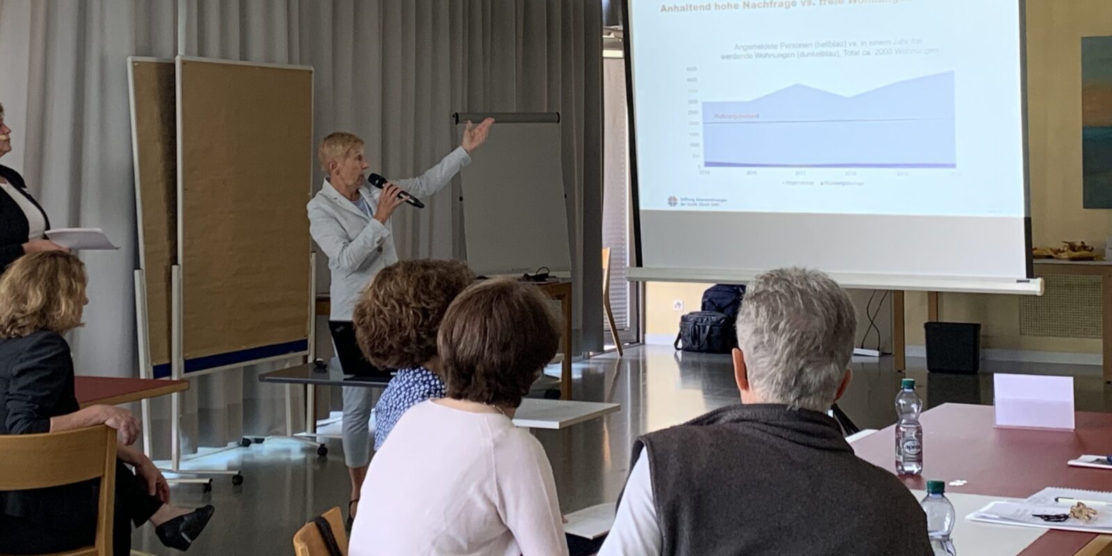 Echogruppe NZA 2 Andrea Martin-Fischer, Direktorin der SAW, gibt den Teilnehmenden Einblick in die Stiftung.