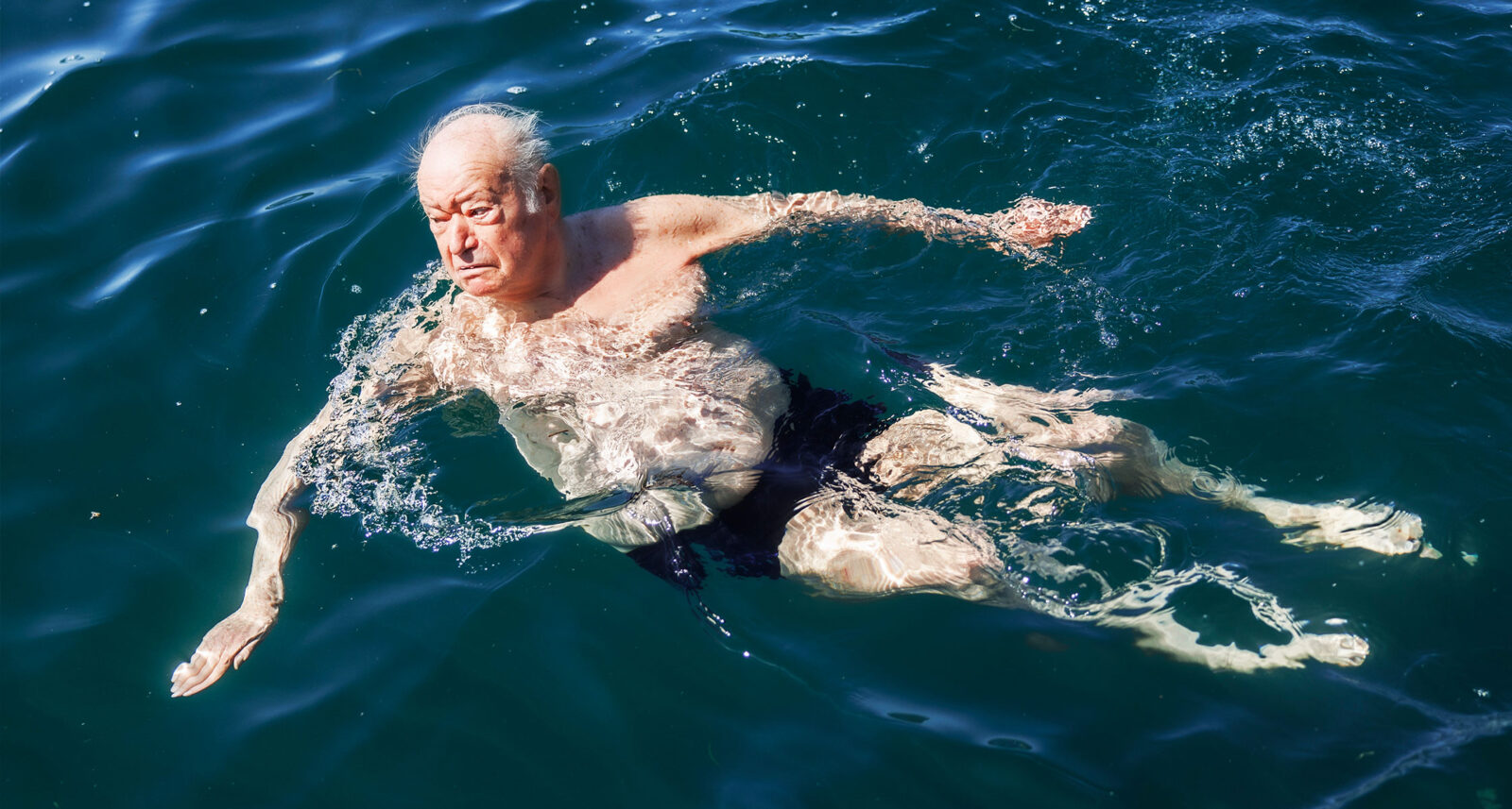 «Seit gut 30 Jahren schwimmt René Vetter jede Woche mindestens einen Kilometer, immer auf dem Rücken.»